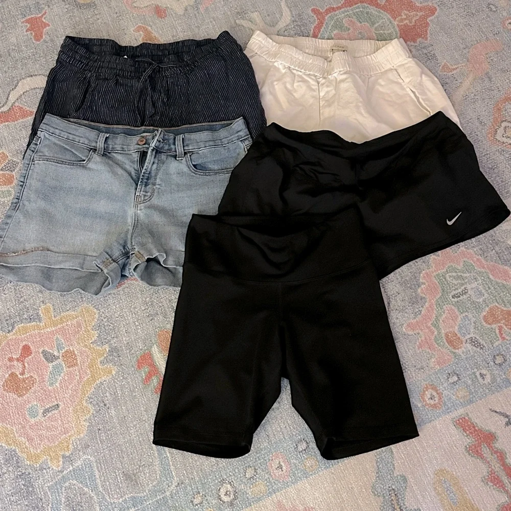 Women’s shorts lot. Size medium and 8 - Picture 1 of 1